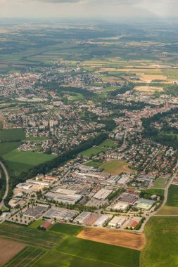 Neuoetting, Almanya, 4 Ağustos 2024 Küçük bir uçakla şehir merkezine uçarken