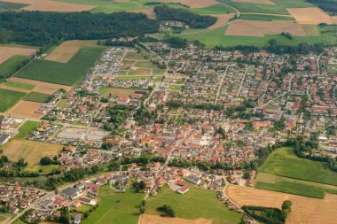 Eichendorf, Bavyera, Almanya, 4 Ağustos 2024 Küçük bir uçakla şehir merkezine uçarken