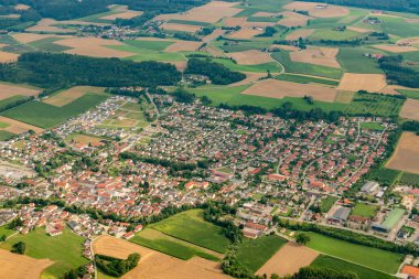 Eichendorf, Bavyera, Almanya, 4 Ağustos 2024 Küçük bir uçakla şehir merkezine uçarken
