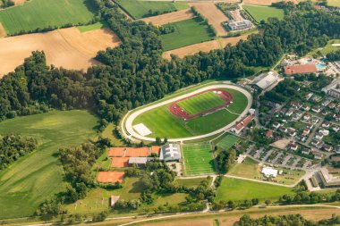 Dingolfing, Bavyera, Almanya, 4 Ağustos 2024 Küçük bir uçakla şehir üzerinde bir uçuş