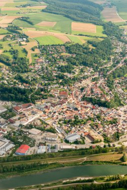 Dingolfing, Bavyera, Almanya, 4 Ağustos 2024 Küçük bir uçakla şehir üzerinde bir uçuş