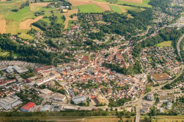 Dingolfing, Bavyera, Almanya, 4 Ağustos 2024 Küçük bir uçakla şehir üzerinde bir uçuş