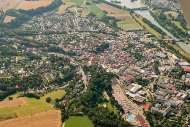 Dingolfing, Bavyera, Almanya, 4 Ağustos 2024 Küçük bir uçakla şehir üzerinde bir uçuş