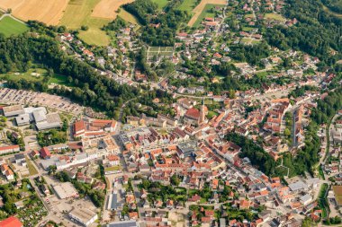 Dingolfing, Bavyera, Almanya, 4 Ağustos 2024 Küçük bir uçakla şehir üzerinde bir uçuş