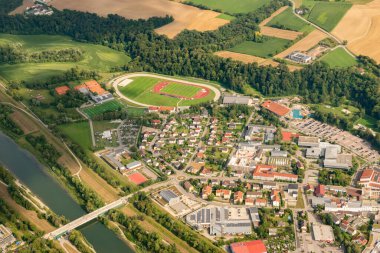 Dingolfing, Bavyera, Almanya, 4 Ağustos 2024 Küçük bir uçakla şehir üzerinde bir uçuş