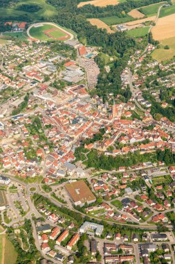 Dingolfing, Bavyera, Almanya, 4 Ağustos 2024 Küçük bir uçakla şehir üzerinde bir uçuş