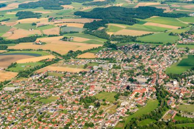 Gangkofen, Bavyera, Almanya, 4 Ağustos 2024 Küçük bir uçakla şehir üzerinde bir uçuş