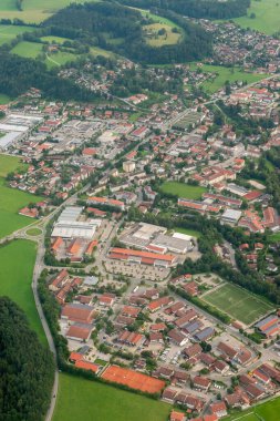 Miesbach, Bavyera, Almanya, 4 Ağustos 2024 Küçük bir uçakla şehir üzerinde bir uçuş