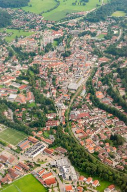 Miesbach, Bavyera, Almanya, 4 Ağustos 2024 Küçük bir uçakla şehir üzerinde bir uçuş