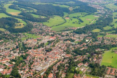 Miesbach, Bavyera, Almanya, 4 Ağustos 2024 Küçük bir uçakla şehir üzerinde bir uçuş
