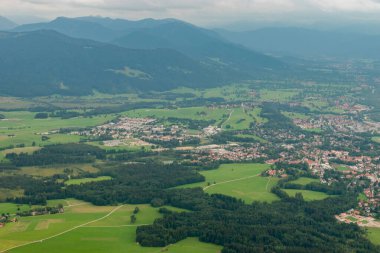 Bad Toelz, Bavyera, Almanya, 4 Ağustos 2024 Küçük bir uçakla şehir üzerinde bir uçuş