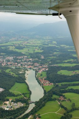 Bad Toelz, Bavyera, Almanya, 4 Ağustos 2024 Küçük bir uçakla şehir üzerinde bir uçuş