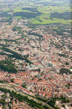 Kempten, Almanya, 4 Ağustos 2024 Küçük bir uçakla şehir üzerinde görüntüleme