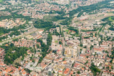 Kempten, Almanya, 4 Ağustos 2024 Küçük bir uçakla şehir üzerinde görüntüleme