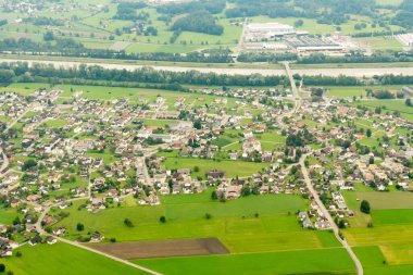 Ruggell, Lihtenştayn, 19 Ağustos 2024 Küçük bir uçakla uçarken tüm köye bakın.