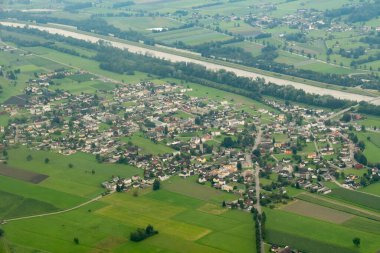 Ruggell, Lihtenştayn, 19 Ağustos 2024 Küçük bir uçakla uçarken tüm köye bakın.