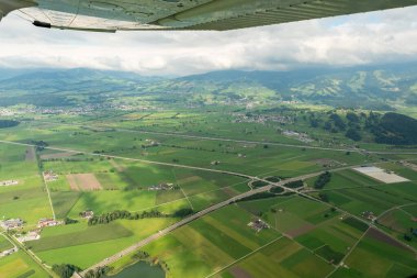 Reichenburg, İsviçre, 19 Ağustos 2024 Otoyol, küçük bir uçakla geçerken görüldü.