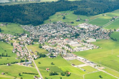 Tuggen, İsviçre, 19 Ağustos 2024 Küçük bir uçakla uçarken köy üzerinde görüş