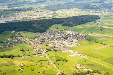 Tuggen, İsviçre, 19 Ağustos 2024 Küçük bir uçakla uçarken köy üzerinde görüş