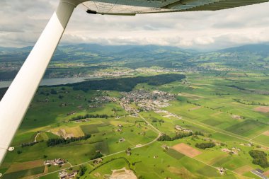 Reichenburg, İsviçre, 19 Ağustos 2024 Alp manzaralı küçük bir uçakla