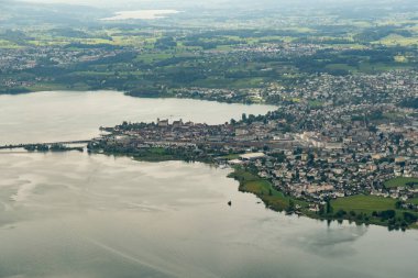 Rapperswil, İsviçre, 19 Ağustos 2024 Küçük bir uçakla şehir üzerinde görüntüleme