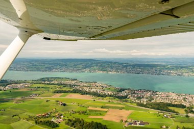 İsviçre, 19 Ağustos 2024. Küçük bir uçakla Zürih Gölü üzerinde bir uçuş.