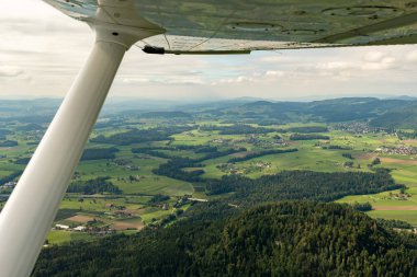 İsviçre, 19 Ağustos 2024 Kırsal ve Alp manzaralı küçük bir uçakla uçarken