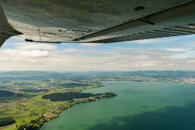 İsviçre, 19 Ağustos 2024. Küçük bir uçakla Zug Gölü üzerinde bir uçuş.