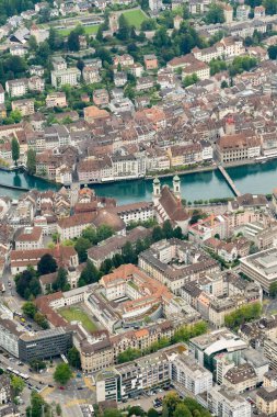 Luzern, İsviçre, 19 Ağustos 2024. Küçük bir uçakla şehir merkezini görün.