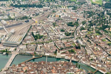 Luzern, İsviçre, 19 Ağustos 2024. Küçük bir uçakla şehir merkezini görün.