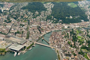 Luzern, İsviçre, 19 Ağustos 2024. Küçük bir uçakla şehir merkezini görün.