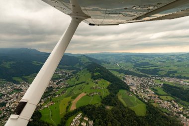 Luzern Bölgesi, İsviçre, 19 Ağustos 2024 Küçük bir uçakla uçarken büyüleyici manzara