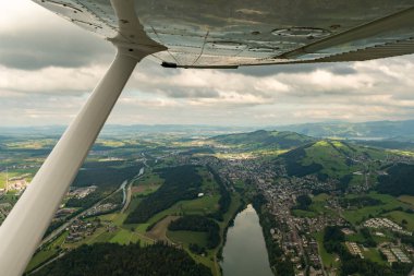 Luzern Bölgesi, İsviçre, 19 Ağustos 2024 Küçük bir uçakla uçarken