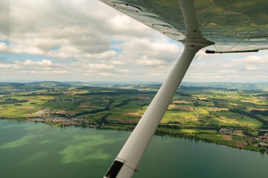 Sempach, İsviçre, 19 Ağustos 2024. Küçük bir uçakla Sempach Gölü üzerinde bir uçuş.