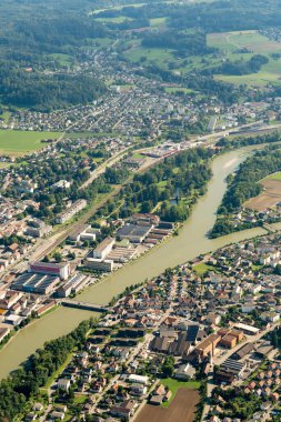 Niedergoesgen, İsviçre, 19 Ağustos 2024 Küçük bir uçakla şehir üzerinde görüntüleme