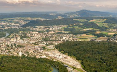 Brugg, İsviçre, 19 Ağustos 2024. Küçük bir uçakla şehir merkezini görün.