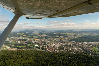 Brugg, İsviçre, 19 Ağustos 2024. Küçük bir uçakla şehir merkezini görün.