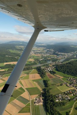 Untersiggenthal, İsviçre, 19 Ağustos 2024. Aare ve Limmat nehri üzerinde küçük bir uçakla bir uçuş.