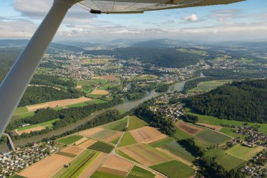 Untersiggenthal, İsviçre, 19 Ağustos 2024. Aare ve Limmat nehri üzerinde küçük bir uçakla bir uçuş.