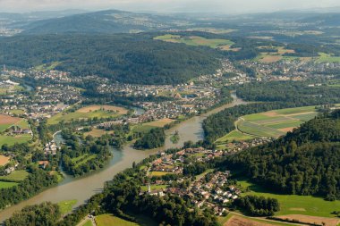 Untersiggenthal, İsviçre, 19 Ağustos 2024. Aare ve Limmat nehri üzerinde küçük bir uçakla bir uçuş.