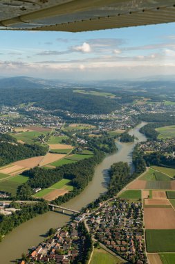 Untersiggenthal, İsviçre, 19 Ağustos 2024. Aare ve Limmat nehri üzerinde küçük bir uçakla bir uçuş.