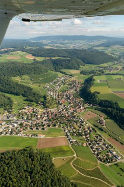 Tegerfelden, İsviçre, 19 Ağustos 2024 Küçük bir uçakla uçarken tüm köye bakın.