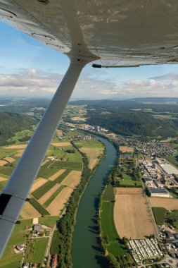 Bad Zurzach, İsviçre, 19 Ağustos 2024 Kırsal bir alanda küçük bir uçakla uçarken
