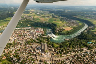 Schaffhausen, İsviçre, 19 Ağustos 2024 Küçük bir uçakla uçarken büyüleyici bir ren düştü