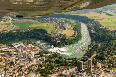 Schaffhausen, İsviçre, 19 Ağustos 2024 Küçük bir uçakla uçarken büyüleyici bir ren düştü