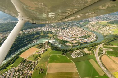 Schaffhausen, İsviçre, 19 Ağustos 2024 Küçük bir uçakla uçarken büyüleyici bir ren düştü