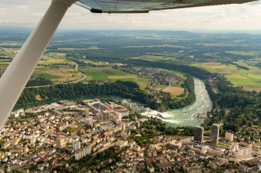 Schaffhausen, İsviçre, 19 Ağustos 2024 Küçük bir uçakla uçarken büyüleyici bir ren düştü