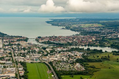 Konstanz, Almanya, 19 Ağustos 2024 Küçük bir uçakla Constance Gölü ve şehir manzarası