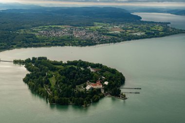 Mainau, Almanya, 19 Ağustos 2024. Küçük bir uçakla Constance Gölü 'ndeki adanın üzerini görün.