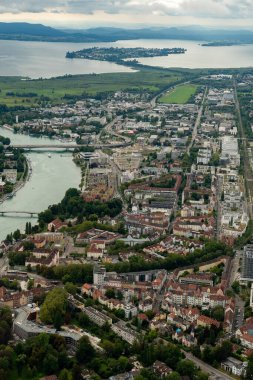 Konstanz, Almanya, 19 Ağustos 2024 Küçük bir uçakla Constance Gölü ve şehir manzarası